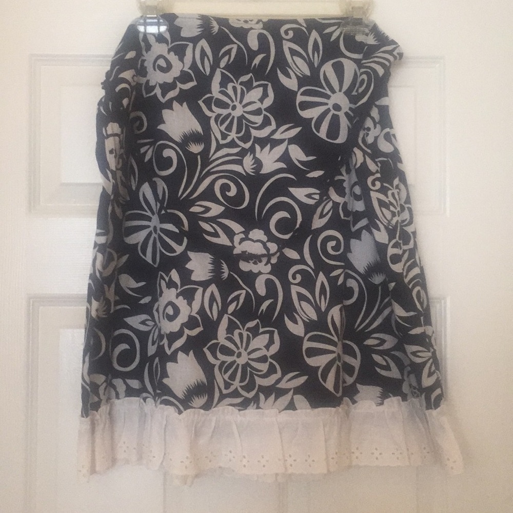 *** SMOKE FREE HOUSE *** Blk & Wht Skirt Size 12